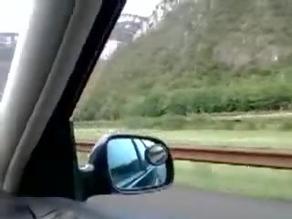 Pieptoasa italiană lora masturband-se pe the highway