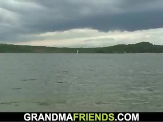 Starý babička a dospívající chlapíci trojice venku, xxx video 61