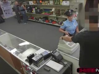 Σέξι αστυνομία αξιωματικός θέλει να pawn αυτήν stuff άκρα επάνω σε ο γραφείο