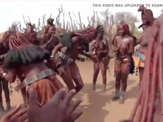Afrikansk himba kvinner danse og svinge deres saggy pupper rundt